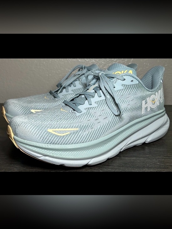 Athletic_Shoes